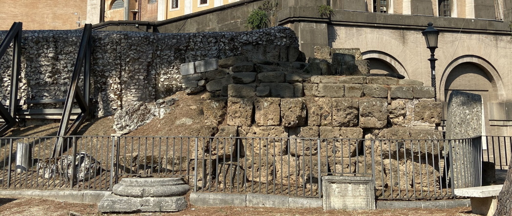 Veduta dei resti archeologici dell'Arce Capitolina: sullo sfondo Chiesa e Monastero di S. Maria in Aracoeli