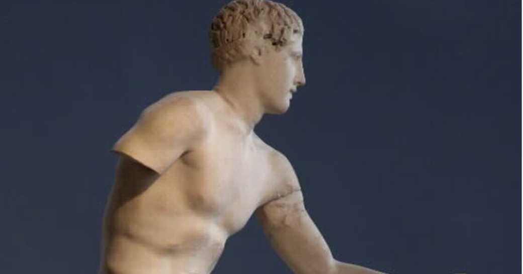 Centrale Montemartini, ricostruzione del frontone del tempio di Apollo Sosiano, particolare con statua raffigurante Teseo.