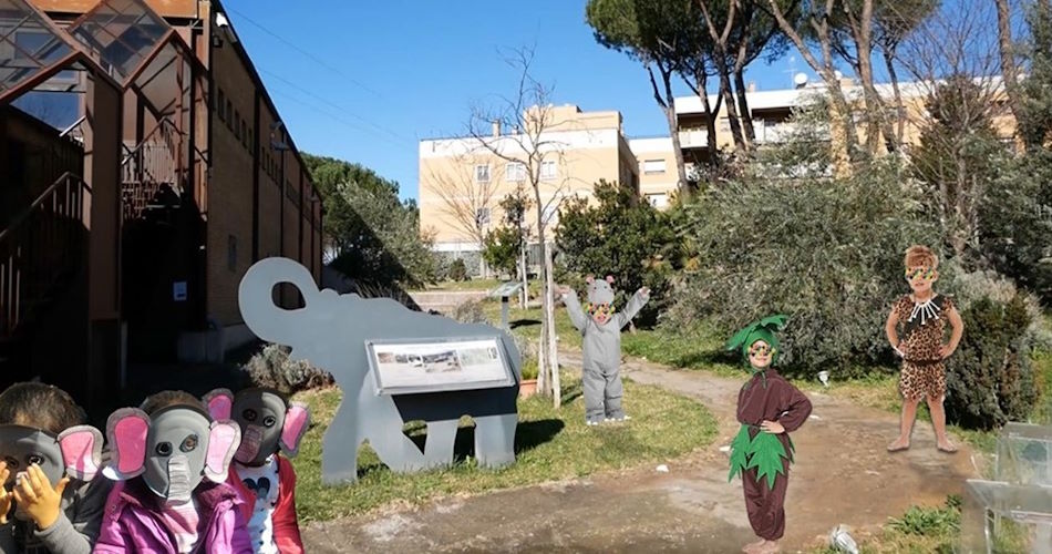 Bambini che indossano maschere a tema preistorico giocano nel “Giardino Pleistocenico” del Museo di Casal de’ Pazzi