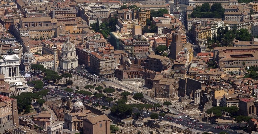 Il Museo dei Fori Imperiali nei Mercati di Traiano e il contesto urbano (Archivio fotografico dei Fori Imperiali, foto Vigili del Fuoco) Il Museo dei Fori Imperiali nei Mercati di Traiano e il contesto urbano (Archivio fotografico dei Fori Imperiali, foto Vigili del Fuoco)
