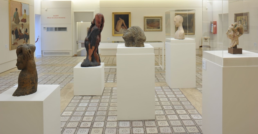 Il salone centrale del Museo della Scuola Romana a Villa Torlonia Il salone centrale del Museo della Scuola Romana a Villa Torlonia