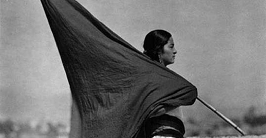 Tina Modotti, Donna con bandiera, Città del Messico, 1928 Tina Modotti, Donna con bandiera, Città del Messico, 1928