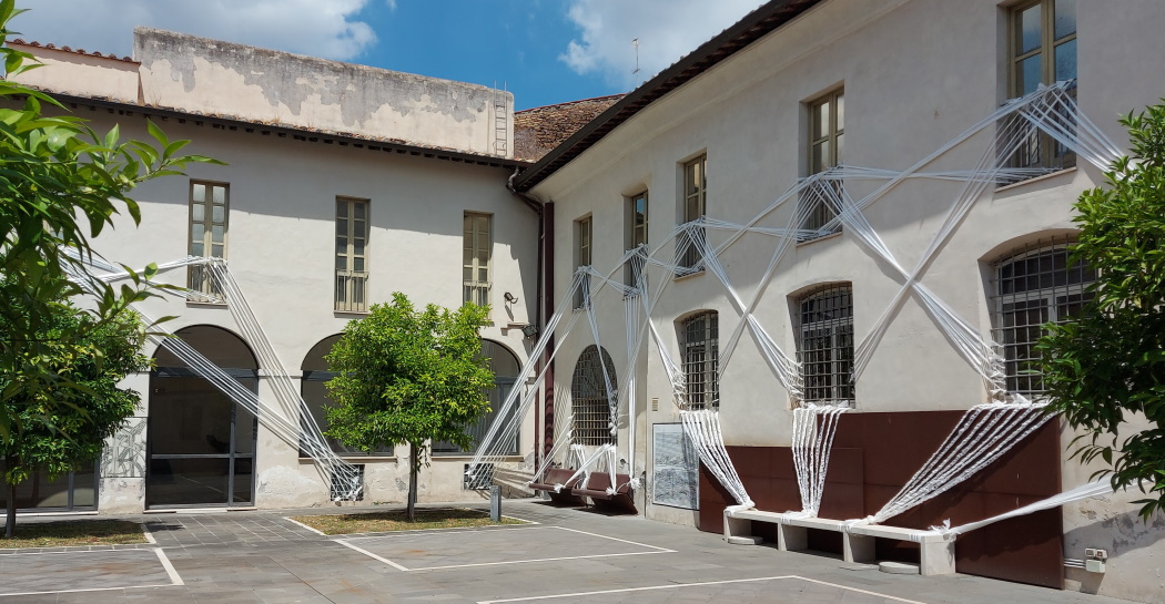 Laura VdB Facchini, À jour, installazione site-specific, Galleria d’Arte Moderna, veduta d’insieme del chiostro-giardino. Laura VdB Facchini, À jour, installazione site-specific, Galleria d’Arte Moderna, veduta d’insieme del chiostro-giardino.