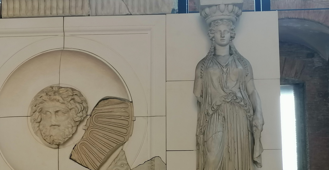 La Cariatide della ricomposizione di attico del Foro di Augusto nel Museo dei Fori Imperiali La Cariatide della ricomposizione di attico del Foro di Augusto nel Museo dei Fori Imperiali