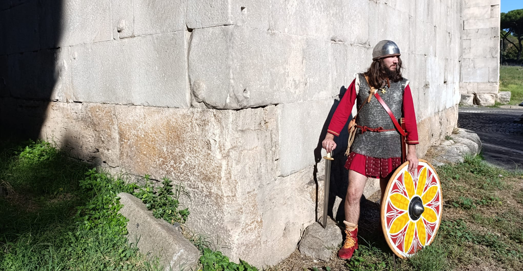 Porta San Sebastiano. Gruppo di rievocazione storica Protectores Domini Nostri: Soldato Romano Porta San Sebastiano. Gruppo di rievocazione storica Protectores Domini Nostri: Soldato Romano