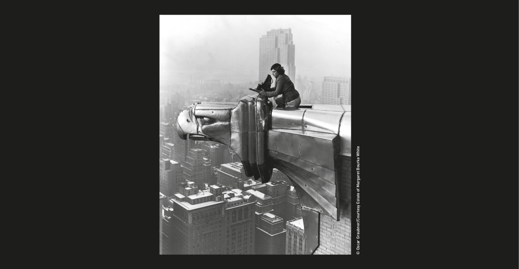 Margaret Bourke-White al lavoro in cima al grattacielo Chrysler, New York City, 1934 © Oscar Graubner Courtesy Estate of Margaret Bourke White