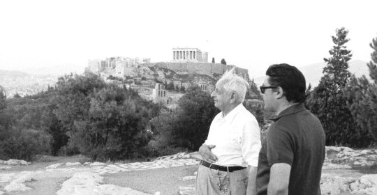 Franco Simongini con Giorgio De Chirico ad Atene sul set del film: “Il mistero dell’infinito”, 1974, fotografia, Courtesy Archivio Simongini 