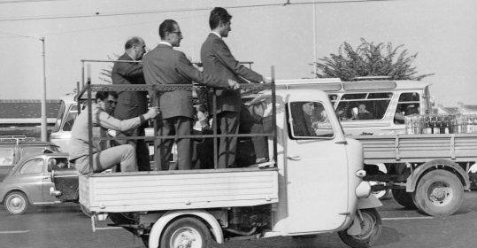 PIETRO RAVAGLI - Le “camionette” durante uno sciopero dei mezzi pubblici