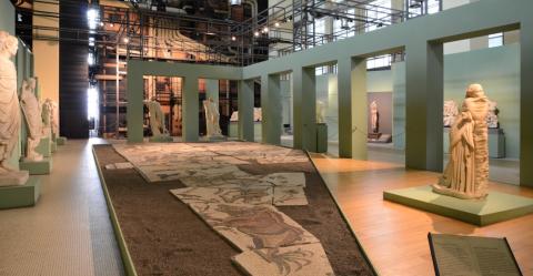 Centrale Montemartini, veduta della Sala Caldaie con statua della musa Polimnia Centrale Montemartini, veduta della Sala Caldaie con statua della musa Polimnia