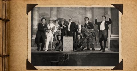 Fratelli D’Amico, Foto di gruppo con Antonio Muñoz in una festa di Carnevale del Circolo artistico, gelatina bromuro d’argento, 1923, Archivio fotografico Museo di Roma, AF 259 (elaborazione creativa IA dell’img Simart) Fratelli D’Amico, Foto di gruppo con Antonio Muñoz in una festa di Carnevale del Circolo artistico, gelatina bromuro d’argento, 1923, Archivio fotografico Museo di Roma, AF 259 (elaborazione creativa IA dell’img Simart)